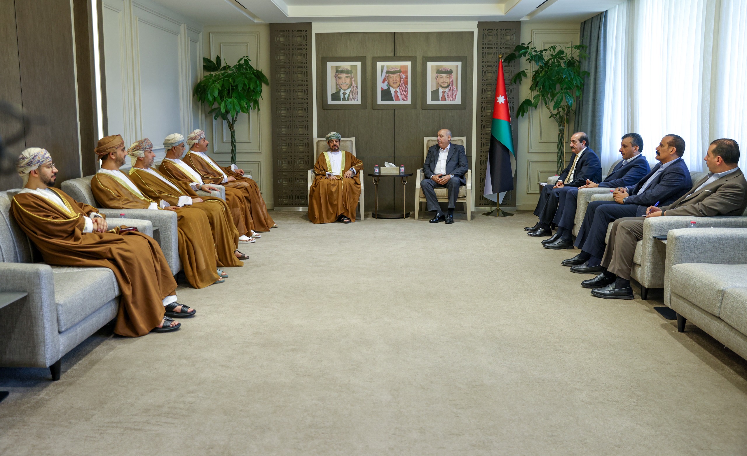 صورة حول : القاضي يلتقي رئيس وأعضاء اللجنة القانونية في مجلس الدولة العُماني القاضي يلتقي رئيس وأعضاء اللجنة القانونية في مجلس الدولة العُماني