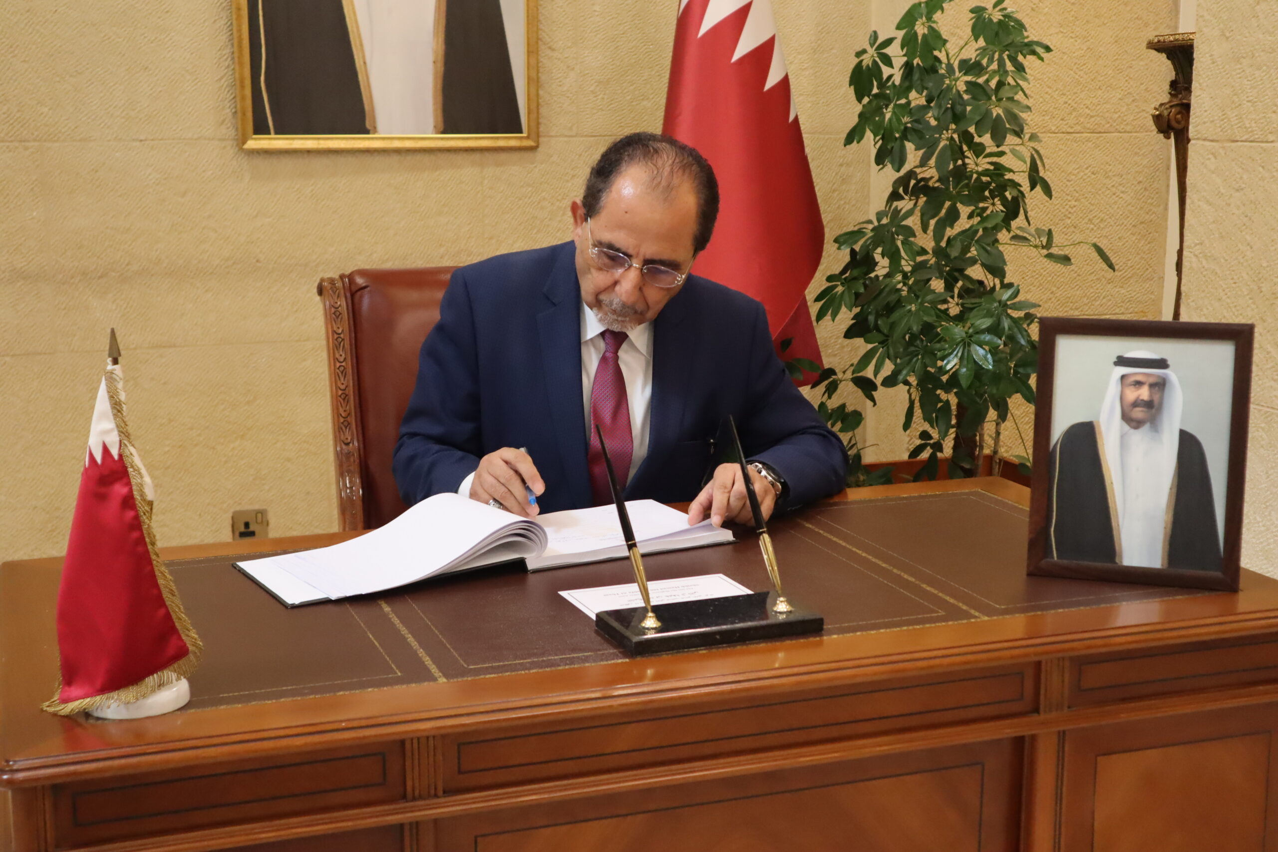 سفارة قطر في الأردن تستقبل المعزين بوفاة الأمير الوالد الشيخ حمد بن خليفة آل ثاني
