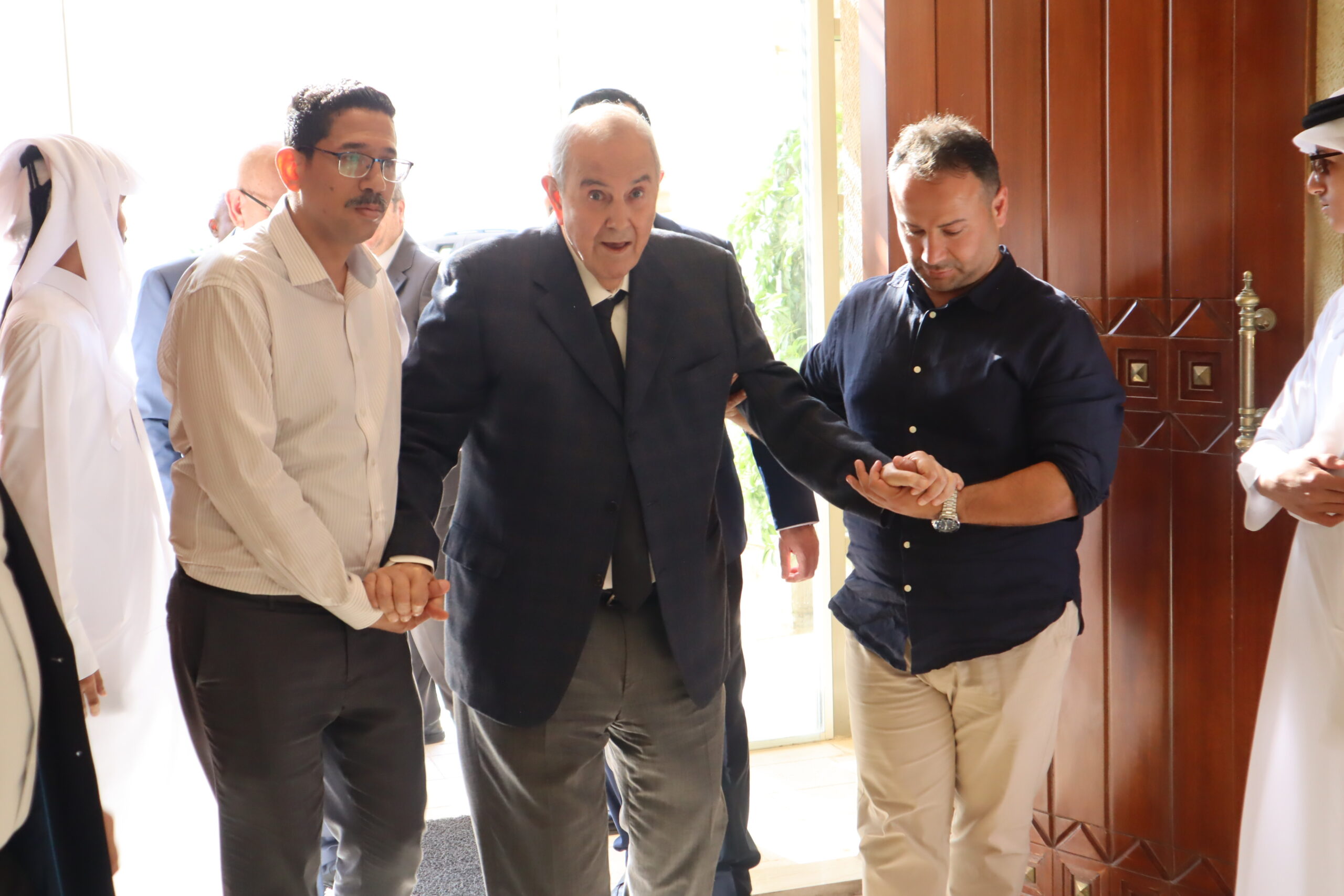 سفارة قطر في الأردن تستقبل المعزين بوفاة الأمير الوالد الشيخ حمد بن خليفة آل ثاني