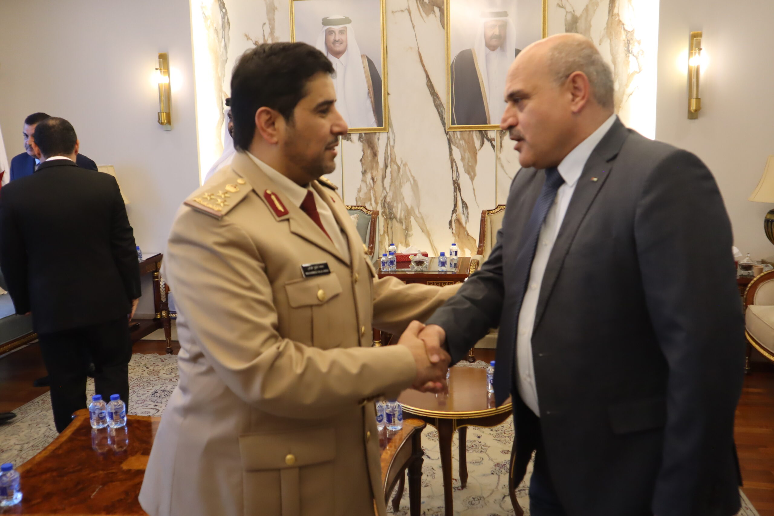 سفارة قطر في الأردن تستقبل المعزين بوفاة الأمير الوالد الشيخ حمد بن خليفة آل ثاني