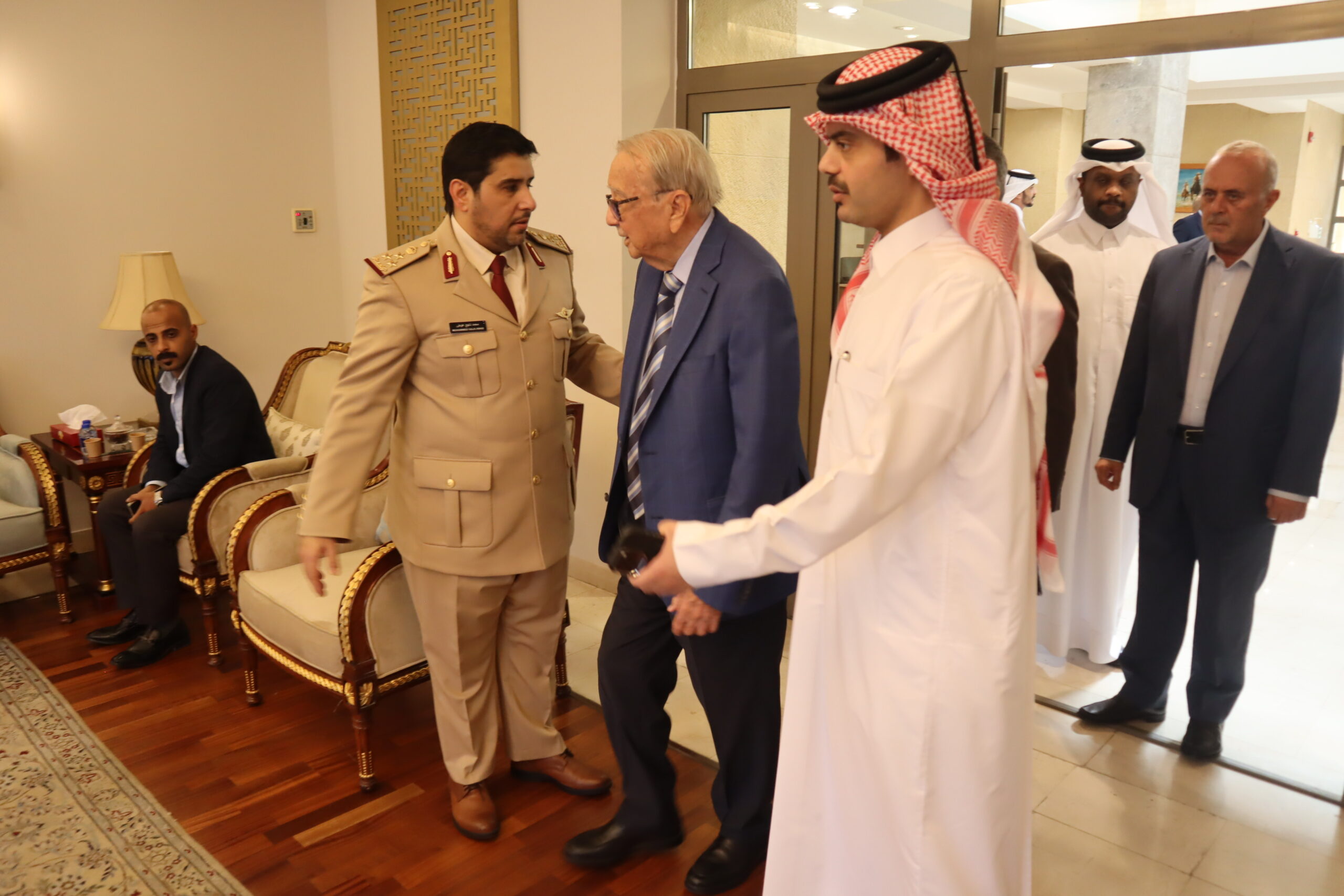 سفارة قطر في الأردن تستقبل المعزين بوفاة الأمير الوالد الشيخ حمد بن خليفة آل ثاني