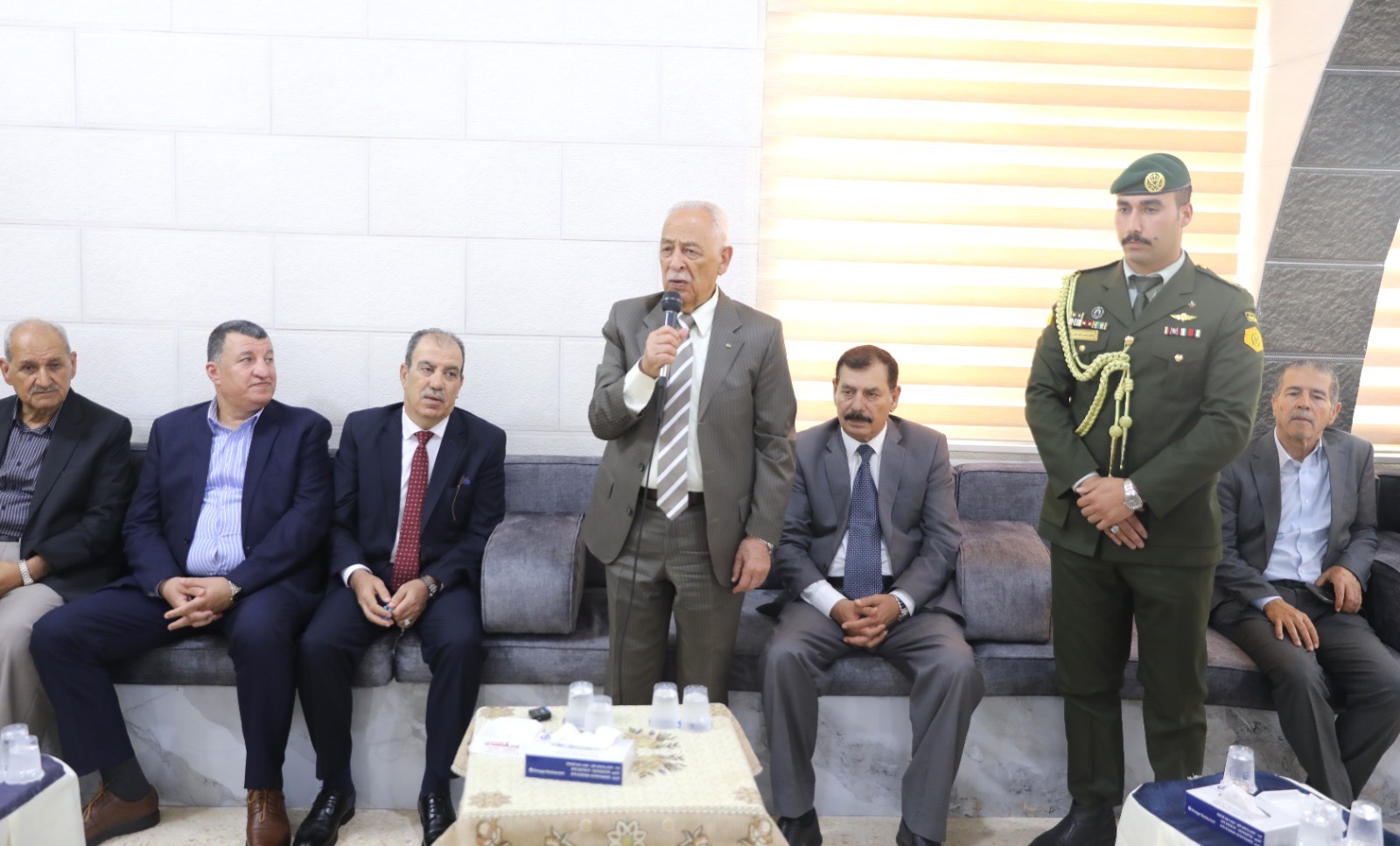 مندوبا عن الملك وولي العهد.. العيسوي يعزي بوفاة موظف الملكية معاذ عبيدات