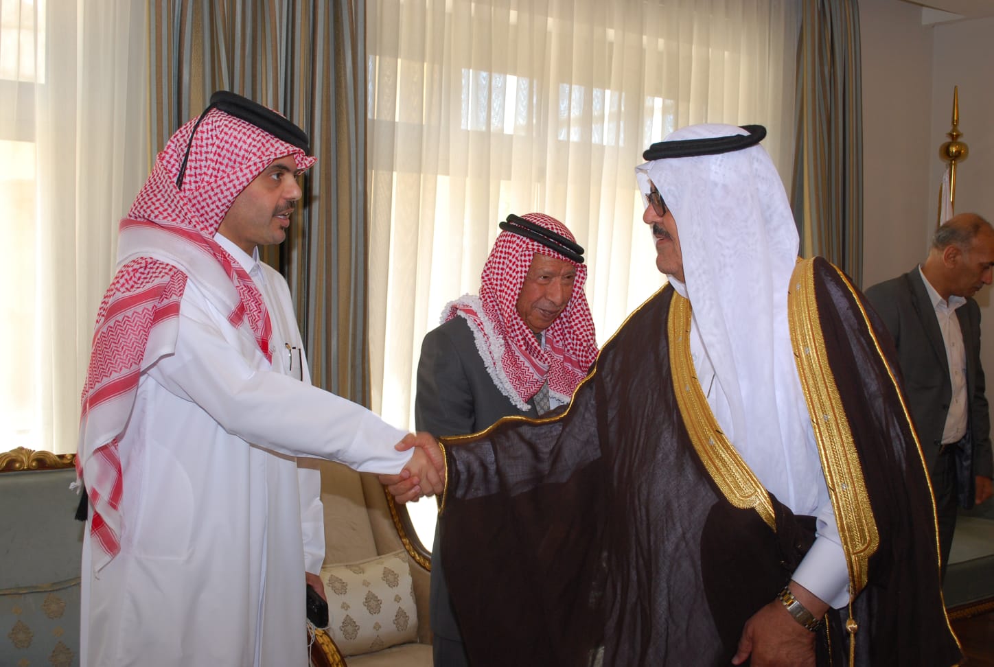سفارة قطر في الأردن تستقبل المعزين بوفاة الأمير الوالد الشيخ حمد بن خليفة آل ثاني