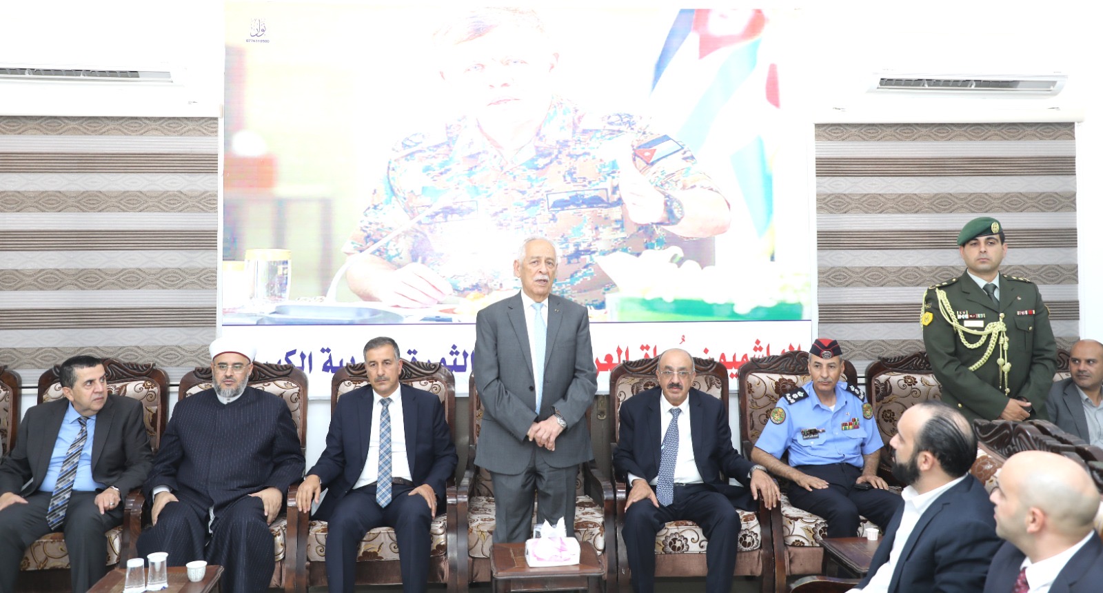 صورة حول : مندوبا عن الملك وولي العهد.. العيسوي يعزي الخصاونة وأبو رمان والعواملة مندوبا عن الملك وولي العهد.. العيسوي يعزي الخصاونة وأبو رمان والعواملة