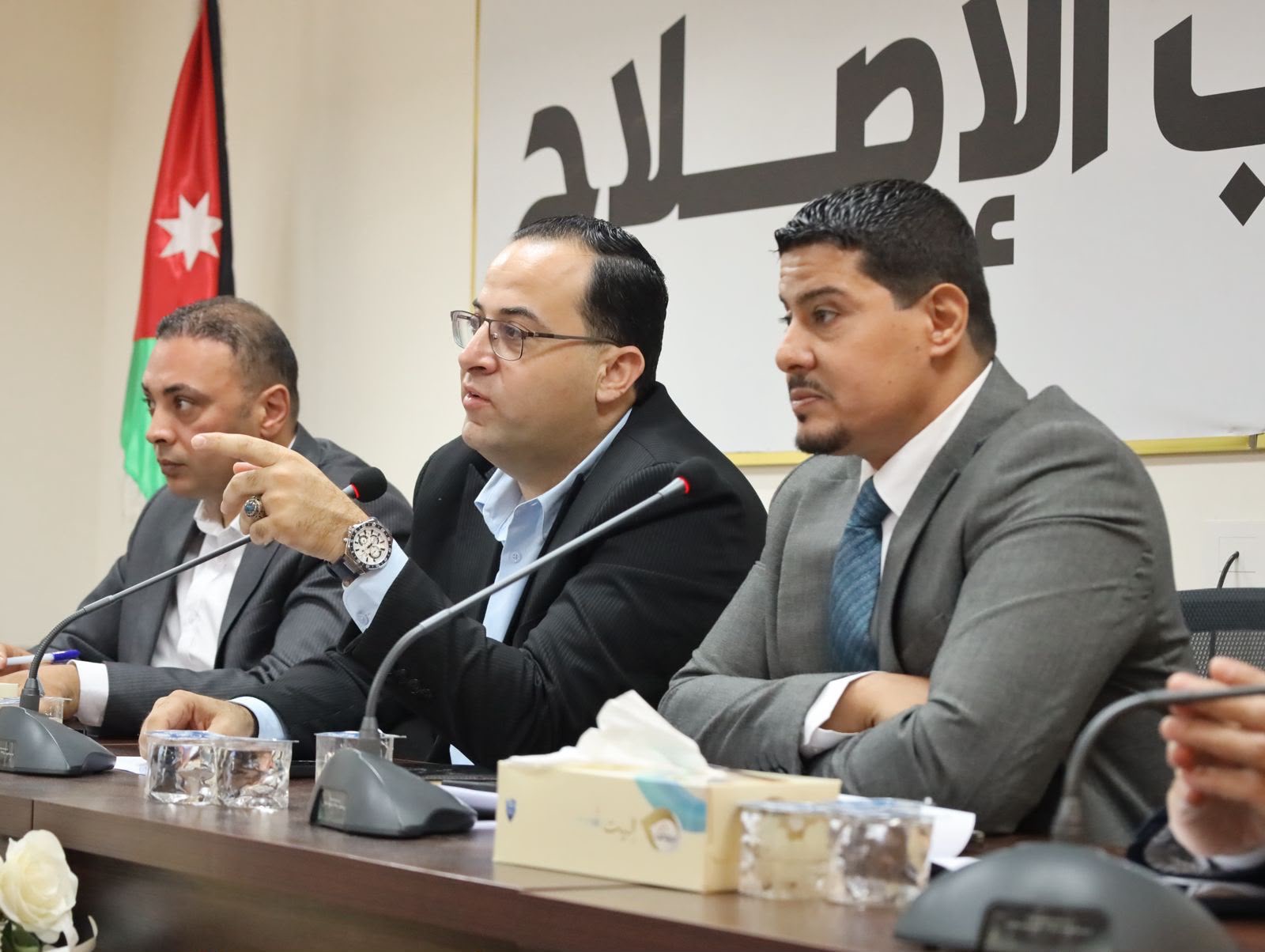 صورة حول : قبل أن تحكم على الأحزاب… اقترب منها قبل أن تحكم على الأحزاب… اقترب منها