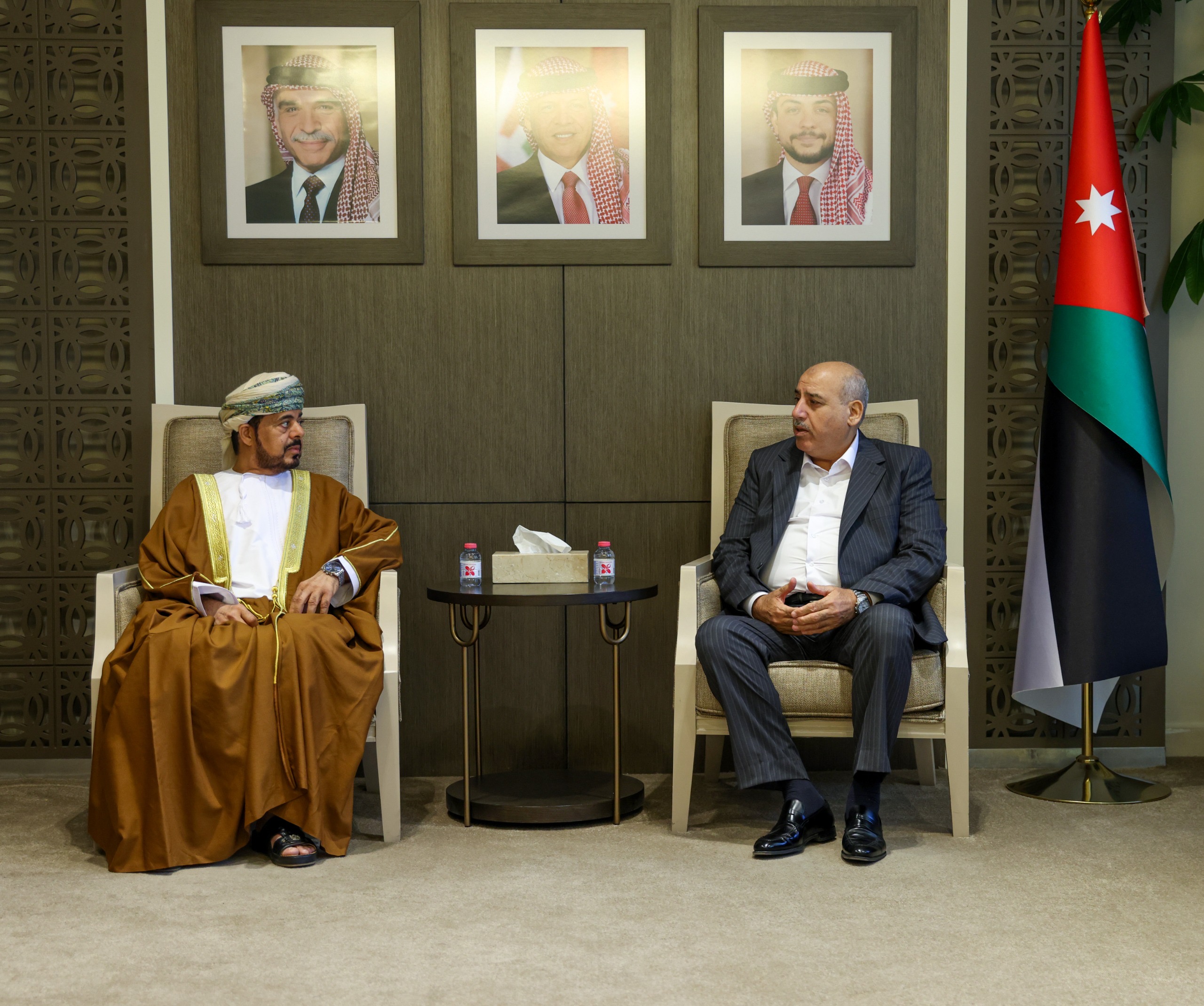القاضي يلتقي رئيس وأعضاء اللجنة القانونية في مجلس الدولة العُماني
