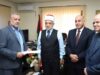 وزير الأوقاف يوزع مساعدات لترميم منازل أسر عفيفة في الحسا