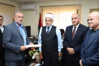 وزير الأوقاف يوزع مساعدات لترميم منازل أسر عفيفة في الحسا