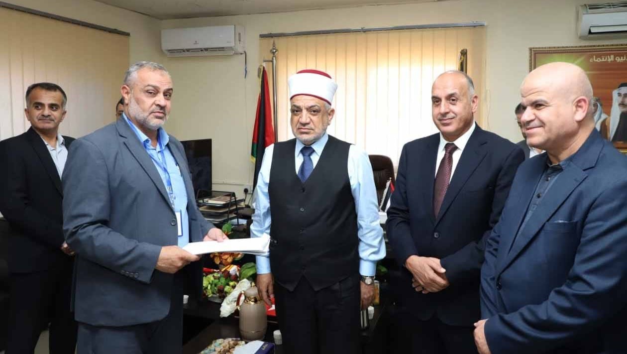 صورة حول : وزير الأوقاف يوزع مساعدات لترميم منازل أسر عفيفة في الحسا وزير الأوقاف يوزع مساعدات لترميم منازل أسر عفيفة في الحسا
