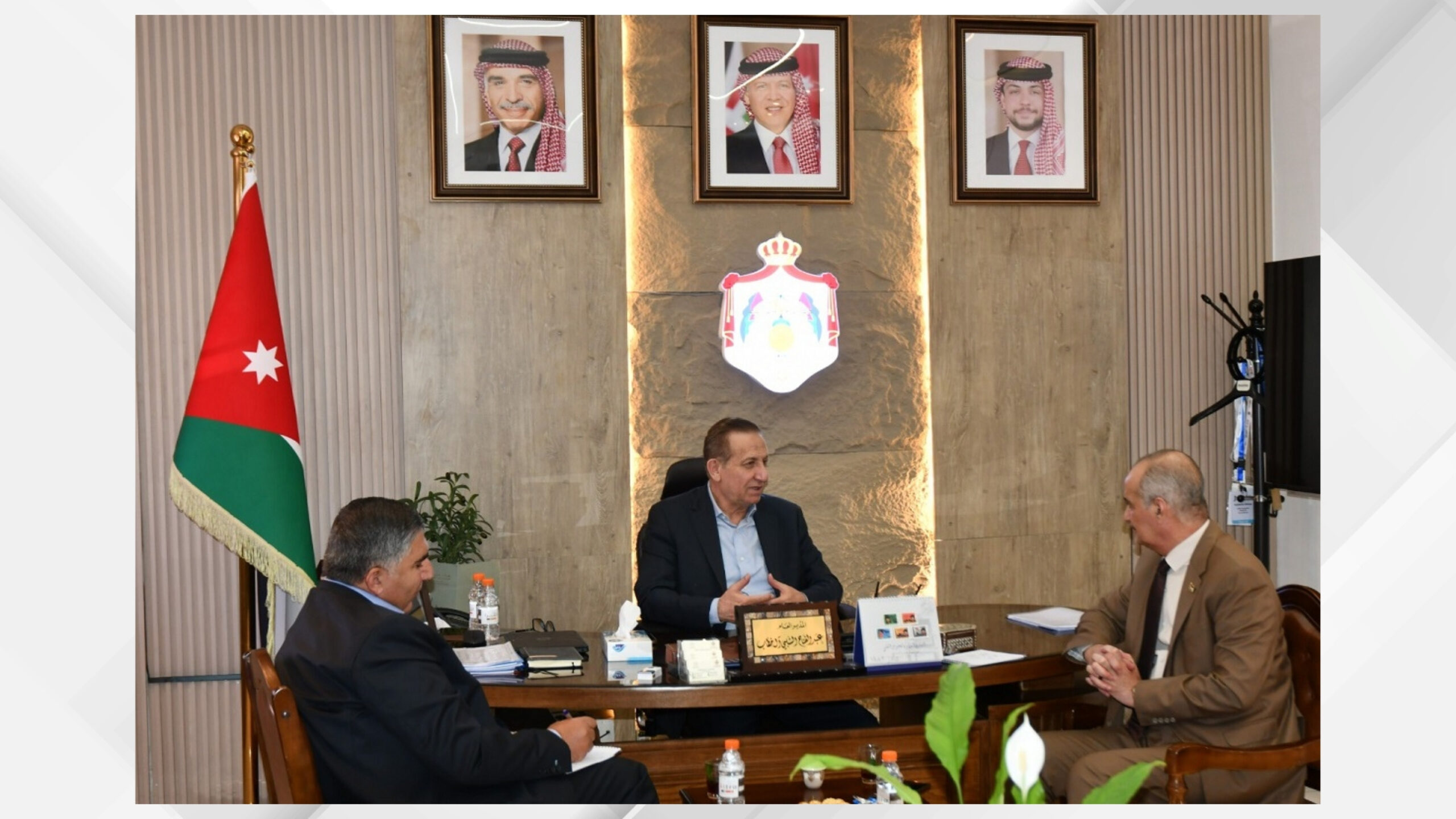 صورة حول : وزير الزراعة يطلع على سير العمل في المؤسسة التعاونية وزير الزراعة يطلع على سير العمل في المؤسسة التعاونية
