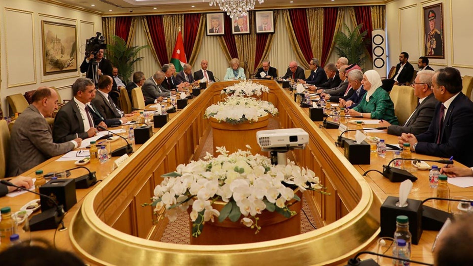 صورة حول : الأعيان يبحث تعزيز دور الفن في دعم الثقافة والسياحة الأعيان يبحث تعزيز دور الفن في دعم الثقافة والسياحة