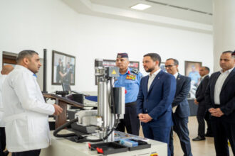 نائب الملك يزور إدارة المختبرات والأدلة الجرمية