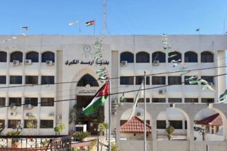 بلدية إربد تنجز 2700 موقع للحاويات والتعبيد