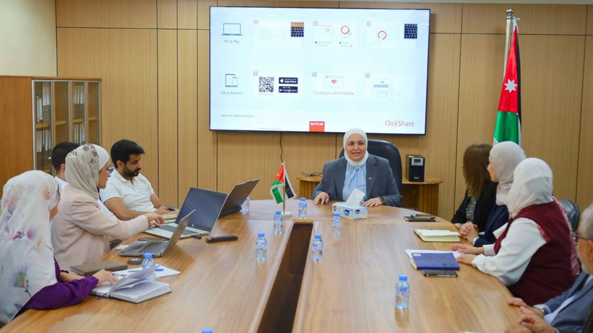 صورة حول : وزارة الطاقة تبحث مستجدات مشروع المبنى الأخضر وزارة الطاقة تبحث مستجدات مشروع المبنى الأخضر