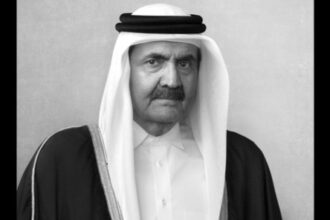 الملك يأمر بإعلان الحداد على الأمير حمد بن خليفة آل ثاني في البلاط الملكي