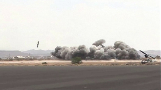 صورة حول : الحكومة اليمنية تستهدف مدرج مطار صنعاء الحكومة اليمنية تستهدف مدرج مطار صنعاء