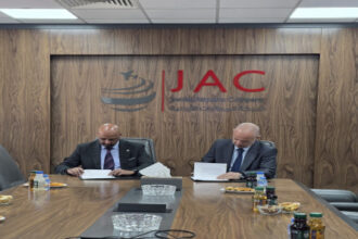 اتفاقية بين رؤية عمّان والمطارات الأردنية لتركيب آلات تدوير بالمطار