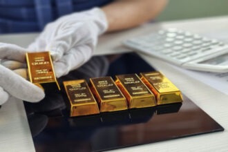 الذهب يتراجع 3% وسط مخاوف التضخم والفائدة