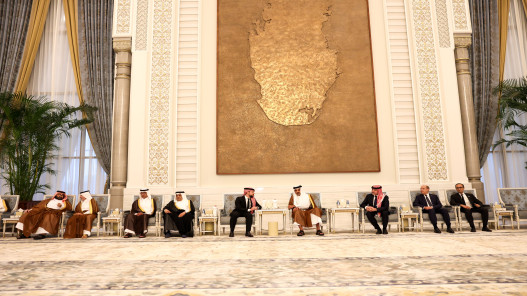 صورة حول : ولي العهد يقدم العزاء إلى أمير دولة قطر بوفاة الشيخ حمد ولي العهد يقدم العزاء إلى أمير دولة قطر بوفاة الشيخ حمد