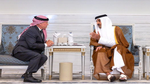 صورة حول : الملك يقدم العزاء إلى أمير دولة قطر بوفاة الشيخ حمد الملك يقدم العزاء إلى أمير دولة قطر بوفاة الشيخ حمد