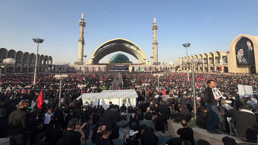 صورة حول : انطلاق مراسم تشييع علي خامنئي وسط حضور جماهيري واسع انطلاق مراسم تشييع علي خامنئي وسط حضور جماهيري واسع