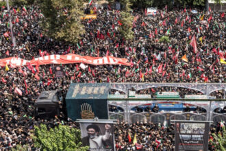 حشود غفيرة تشيع خامنئي في قم لليوم الرابع وسط مراسم وداع رسمية