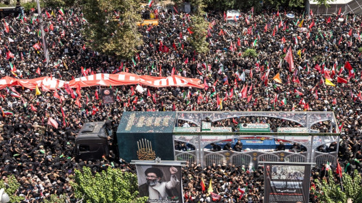 حشود غفيرة تشيع خامنئي في قم لليوم الرابع وسط مراسم وداع رسمية