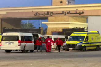 الهلال الأحمر الفلسطيني يشارك في إجلاء 31 مريضًا من غزة للعلاج عبر معبر رفح