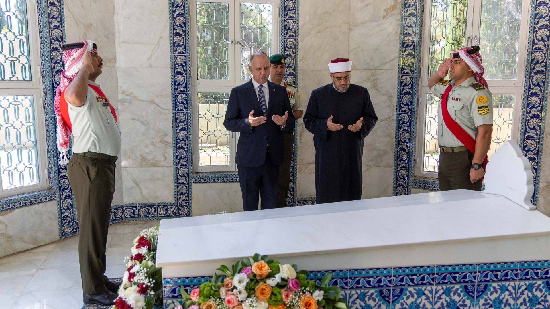 الأمير فيصل يزور ضريح الملك طلال في الذكرى الـ54 لرحيله