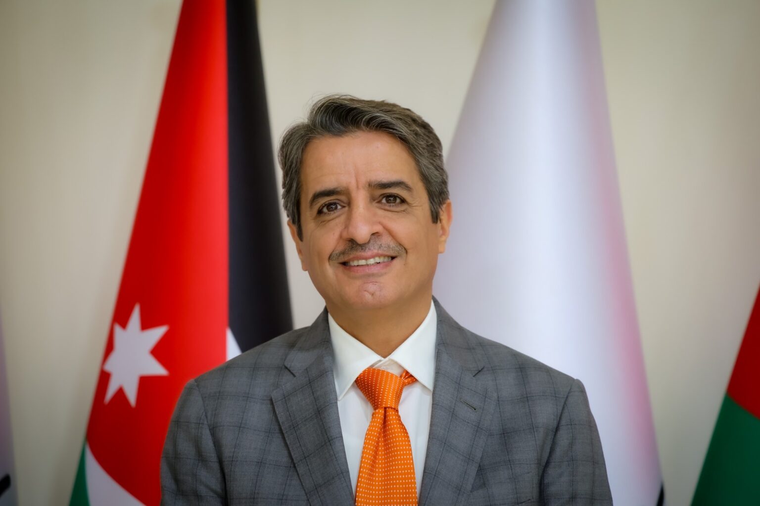 صورة حول : أمام معالي وزير الشباب أمام معالي وزير الشباب
