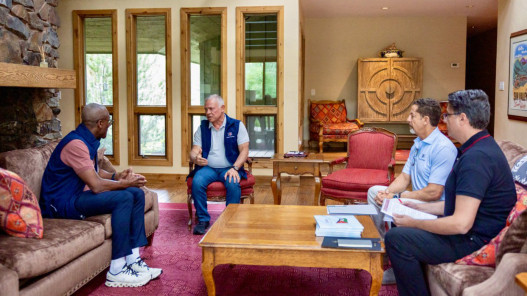 صورة حول : الملك يشارك في ملتقى صن فالي الاقتصادي ويبحث فرص الاستثمار مع شركات عالمية الملك يشارك في ملتقى صن فالي الاقتصادي ويبحث فرص الاستثمار مع شركات عالمية