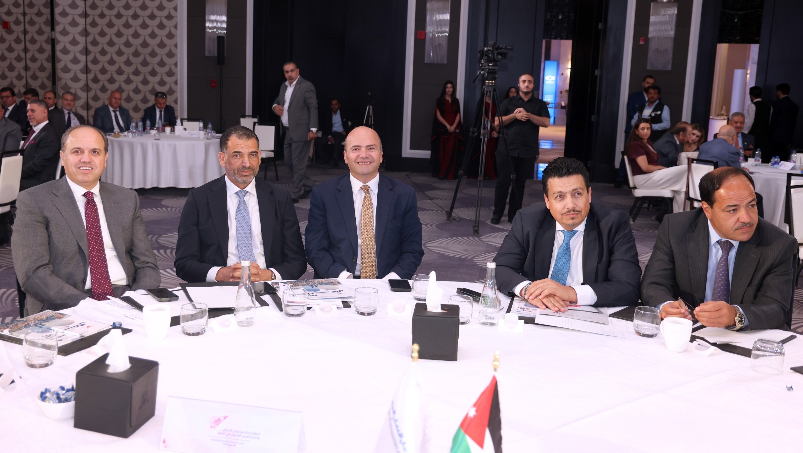 صورة حول : "مؤتمر رجال الأعمال" يوصي بتوجيه مدخرات المغتربين الى استثمارات في المملكة "مؤتمر رجال الأعمال" يوصي بتوجيه مدخرات المغتربين الى استثمارات في المملكة