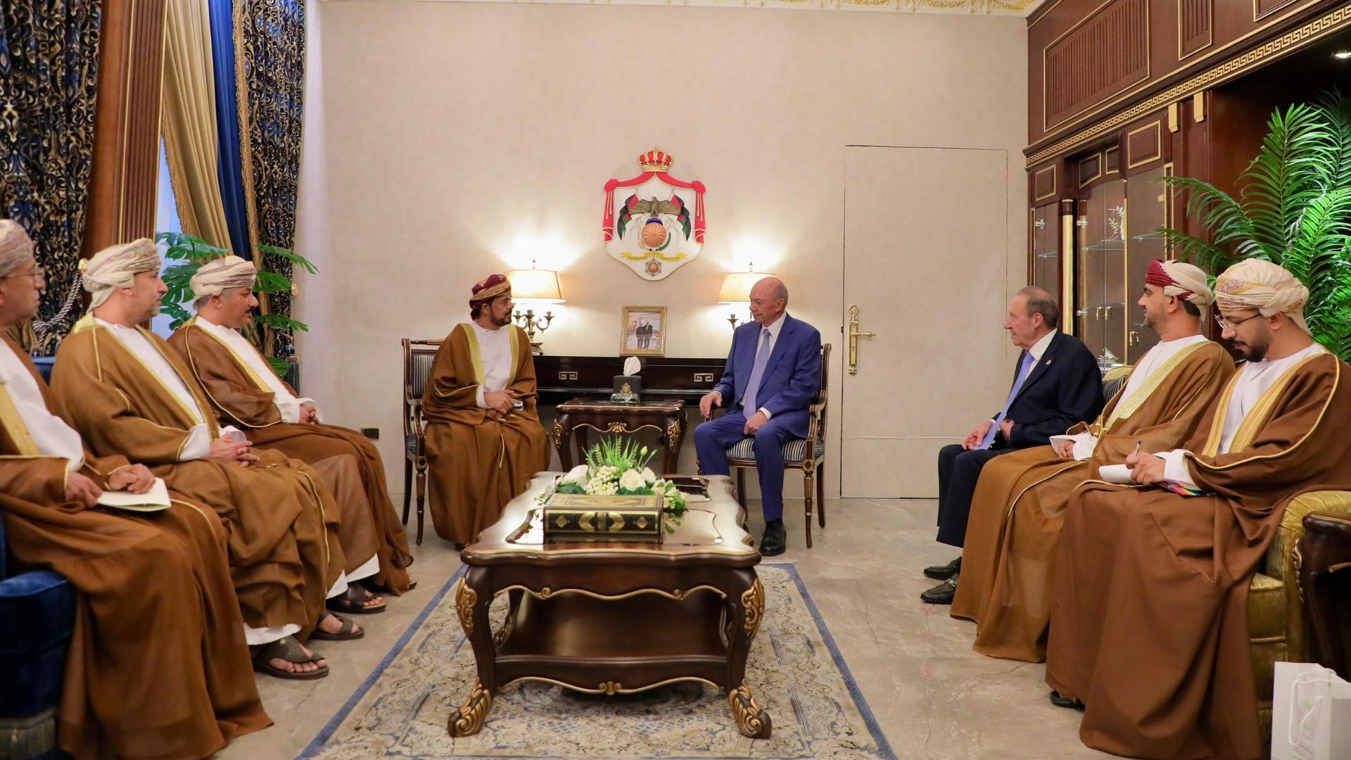 صورة حول : الفايز يبحث مع وفد عُماني تعزيز التعاون البرلماني ومستجدات الأوضاع الإقليمية الفايز يبحث مع وفد عُماني تعزيز التعاون البرلماني ومستجدات الأوضاع الإقليمية