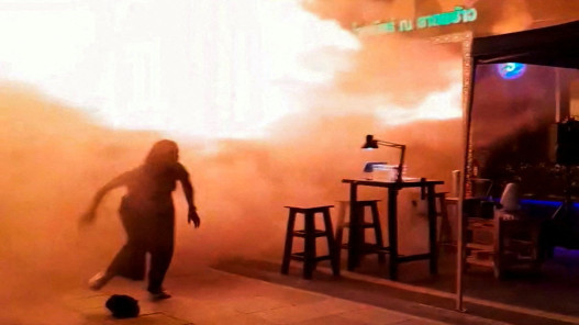 صورة حول : مقتل 27 شخصاً وإصابة 63 آخرين بحريق مروع في حانة بالعاصمة التايلاندية مقتل 27 شخصاً وإصابة 63 آخرين بحريق مروع في حانة بالعاصمة التايلاندية