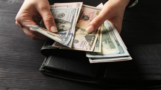 الدولار يصعد مع زيادة سعر النفط جراء التطورات بالشرق الأوسط
