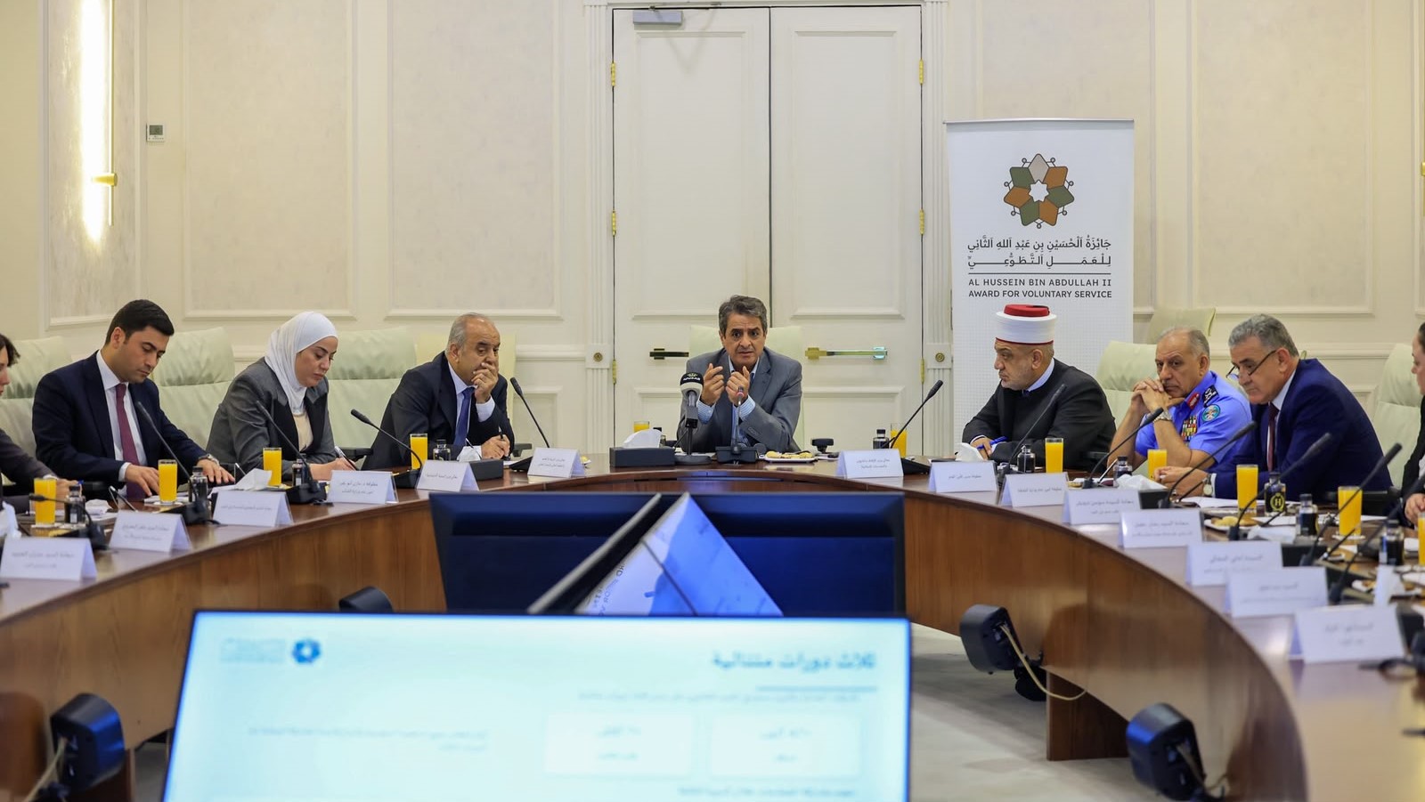 صورة حول : وزير الشباب يبحث تحضيرات الدورة الرابعة للجائرة وزير الشباب يبحث تحضيرات الدورة الرابعة للجائرة