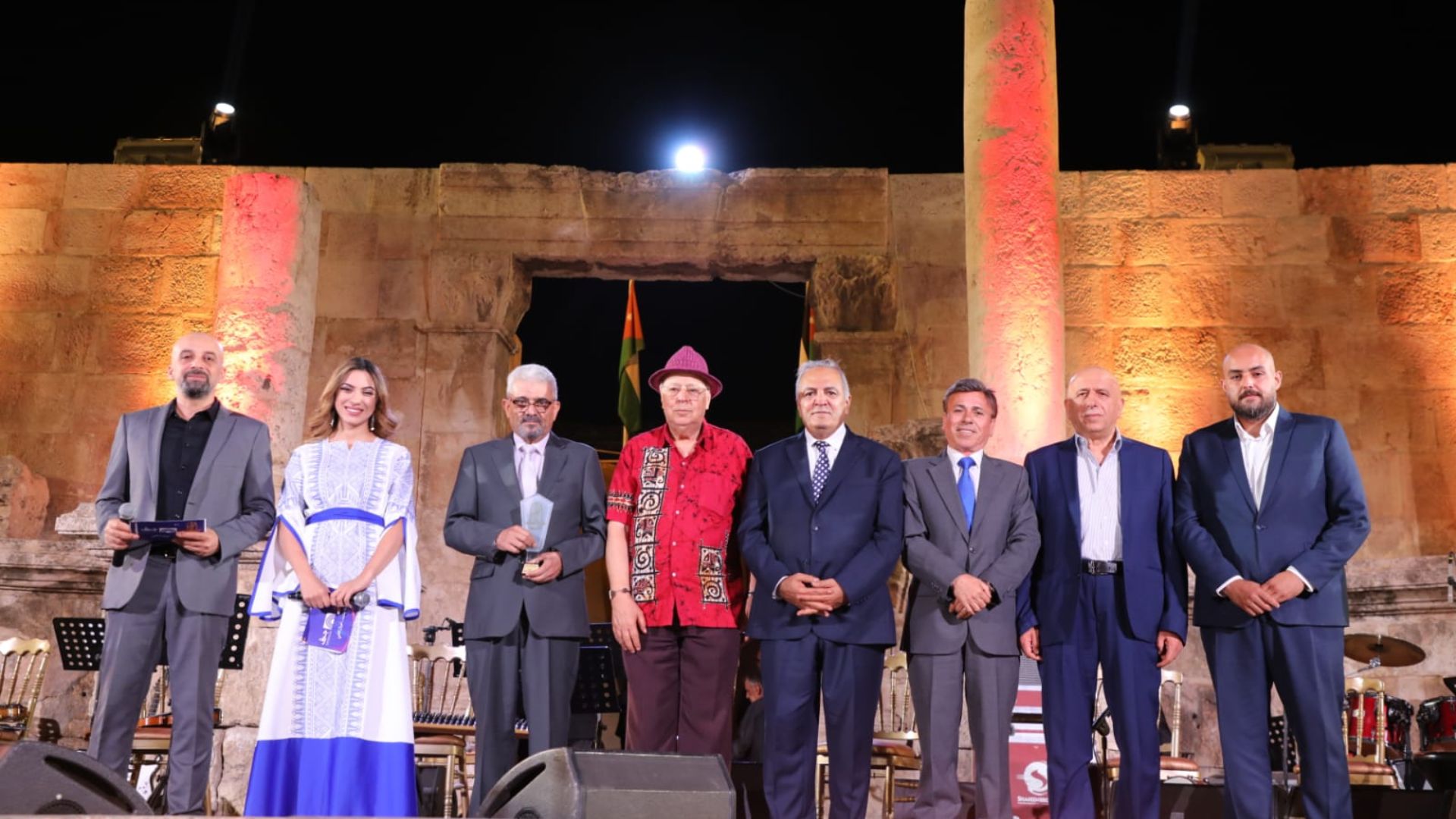 صورة حول : "الفنانين الأردنيين" تكرّم نخبة من نقبائها السابقين وتنظم حفلاً فنياً في المدرج الروماني "الفنانين الأردنيين" تكرّم نخبة من نقبائها السابقين وتنظم حفلاً فنياً في المدرج الروماني
