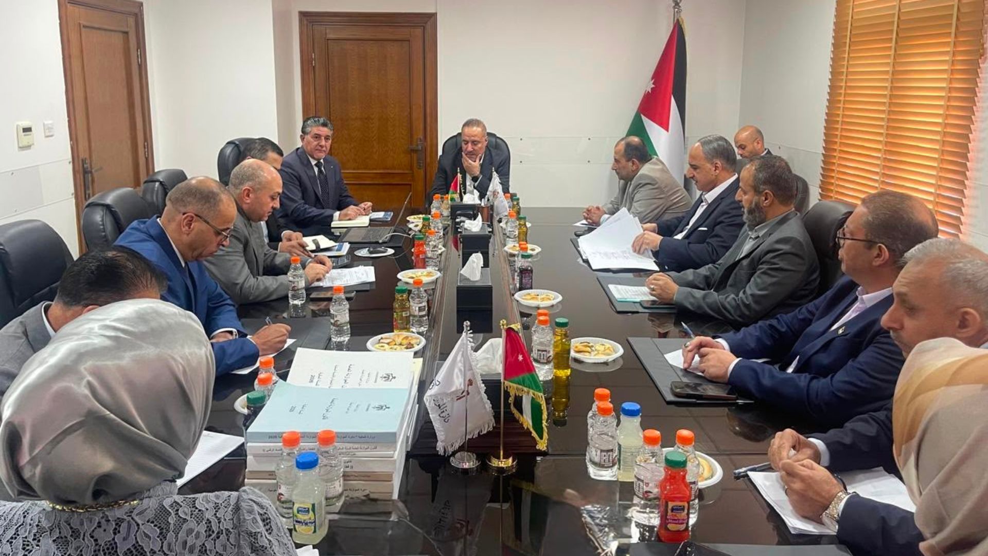 صورة حول : وزير المالية يطلع على سير العمل في إعداد مشروع قانون موازنة 2027 وزير المالية يطلع على سير العمل في إعداد مشروع قانون موازنة 2027