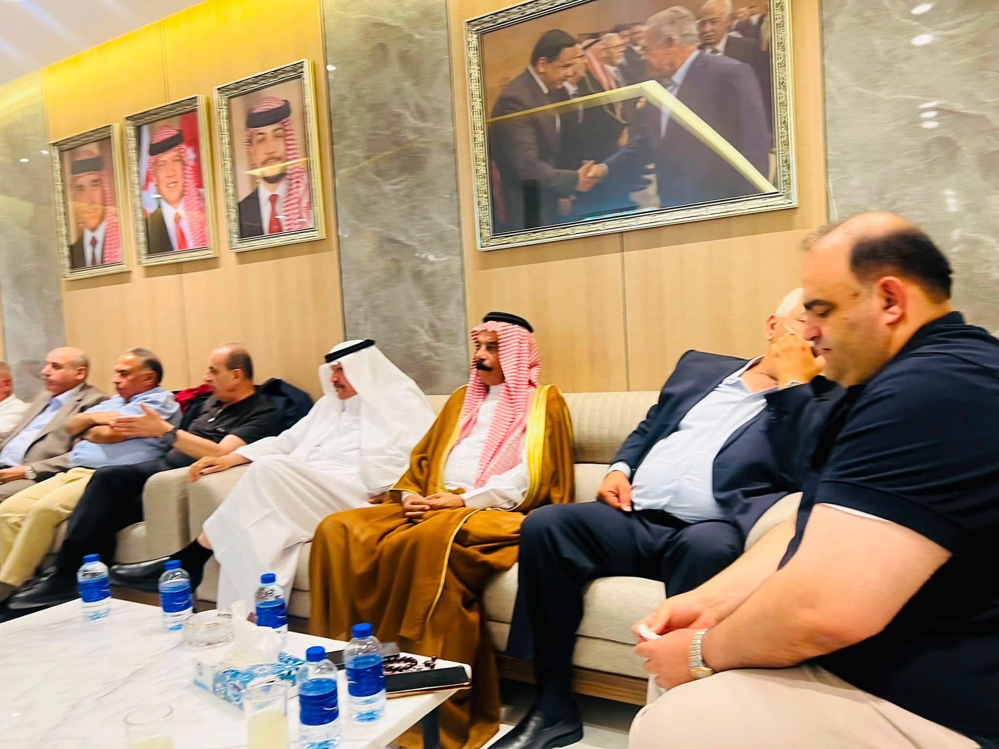 حزب عزم وأعضاء الحكومة في حوار موسع بالبحر الميت