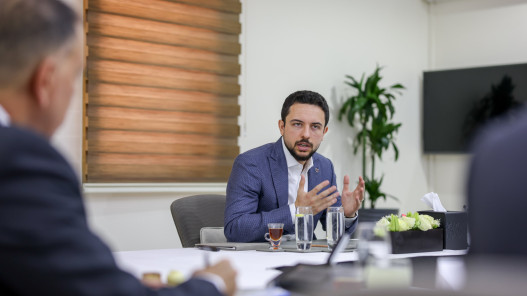 ولي العهد يؤكد أهمية تكثيف التوعية بخدمات تطبيق سند