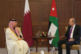 الصفدي ونظيره القطري يبحثان تعزيز التعاون وخفض التصعيد