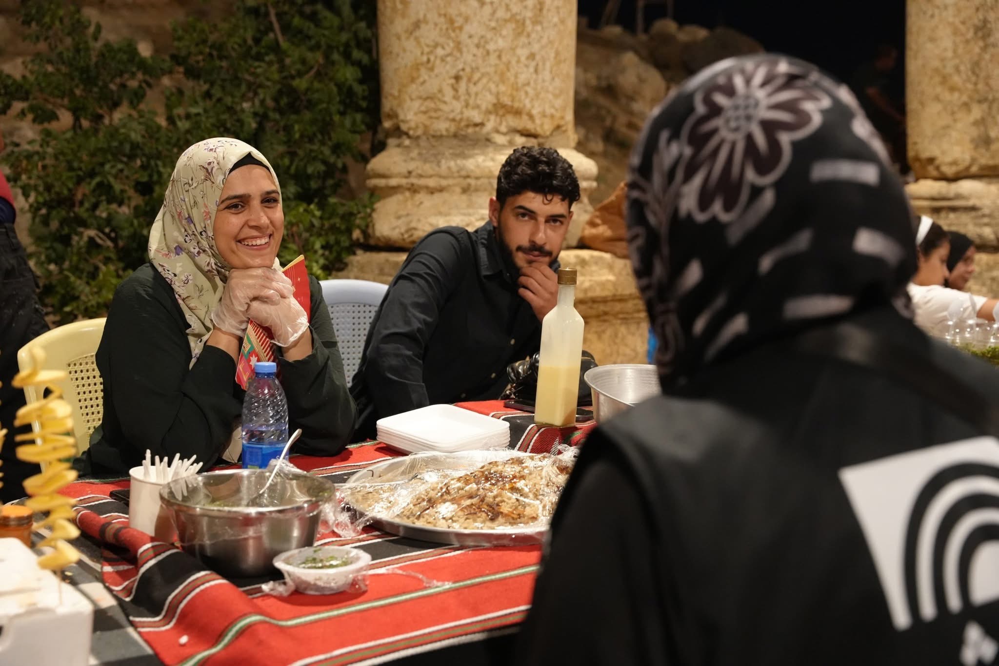 وفد عُماني يزور معرض وحدة تمكين المرأة في مهرجان جرش