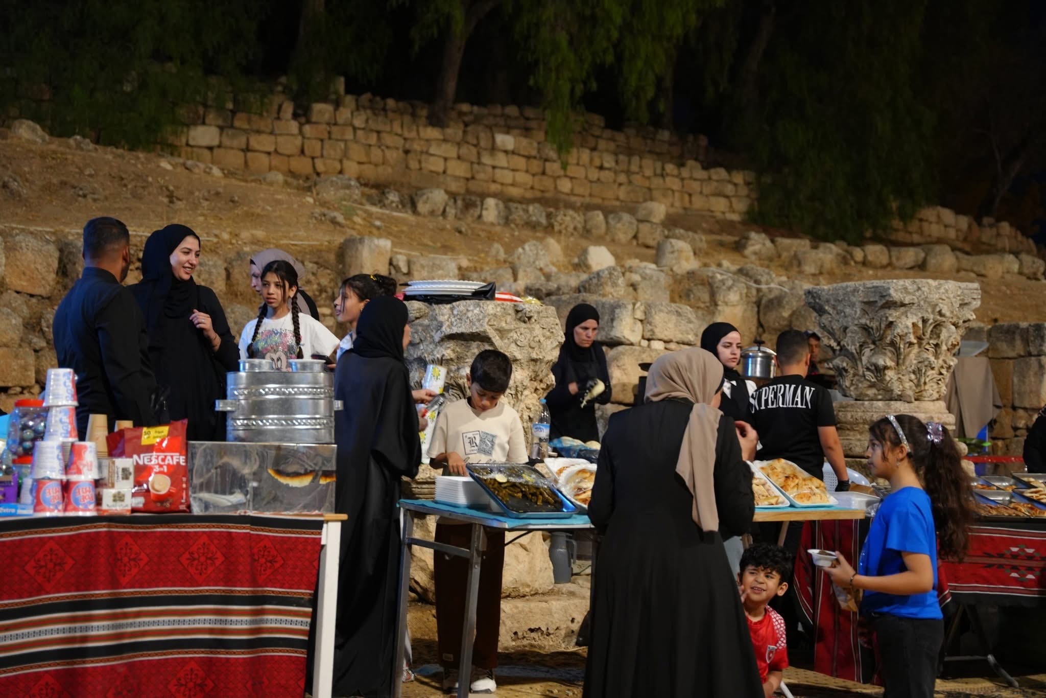 وفد عُماني يزور معرض وحدة تمكين المرأة في مهرجان جرش