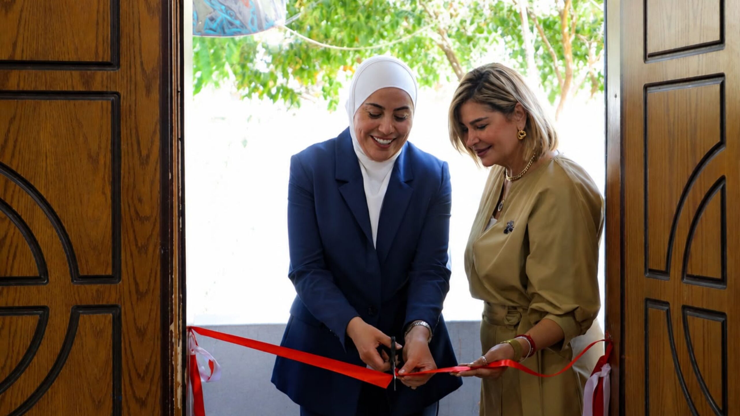 وزيرة التنمية تفتتح المعرض الفني للفنانة التشكيلية أمل قدومي