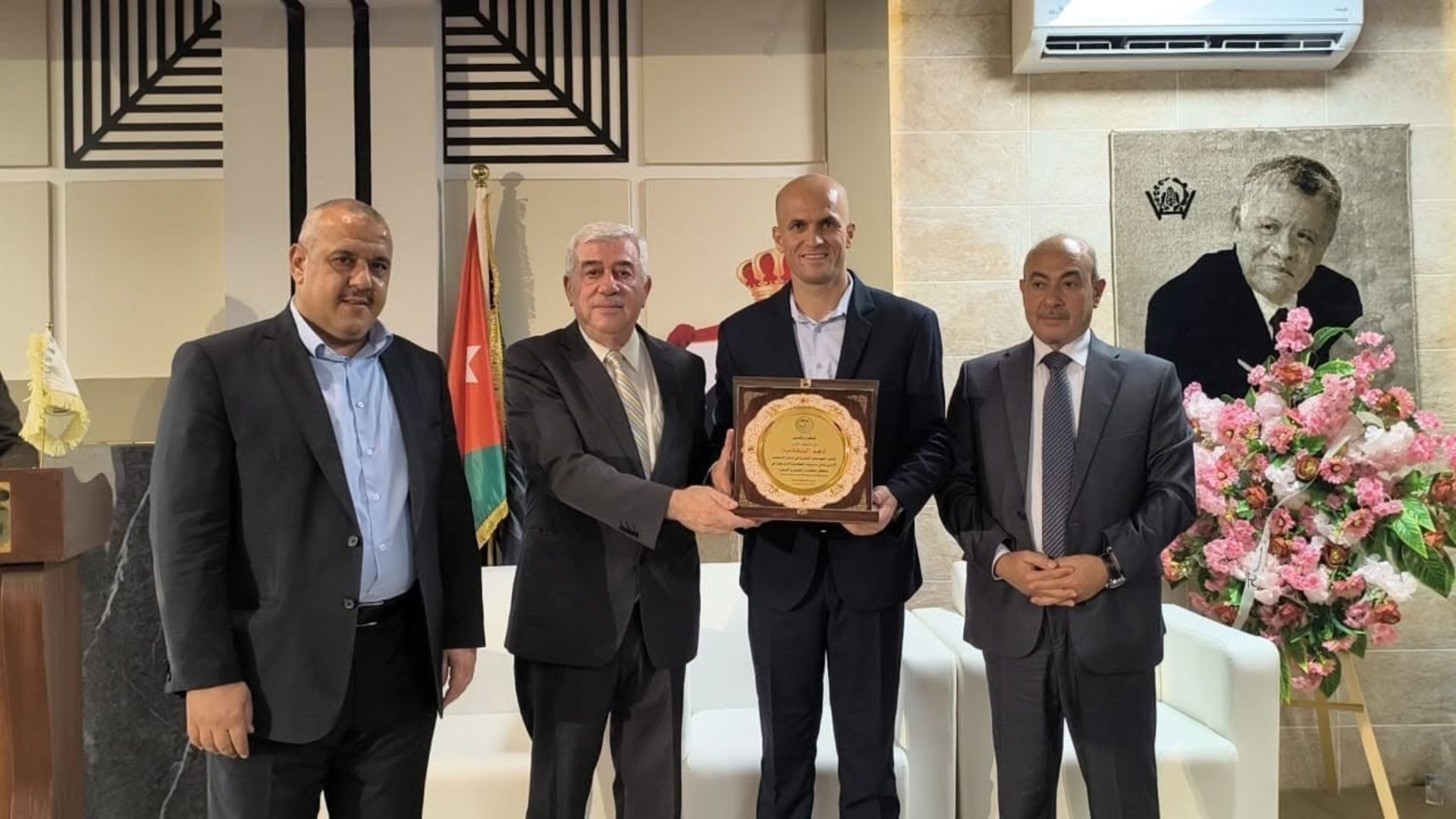 صورة حول : بلدية الرمثا تُكرم الحكم الدولي أدهم المخادمة وقدامى نجوم النادي بلدية الرمثا تُكرم الحكم الدولي أدهم المخادمة وقدامى نجوم النادي