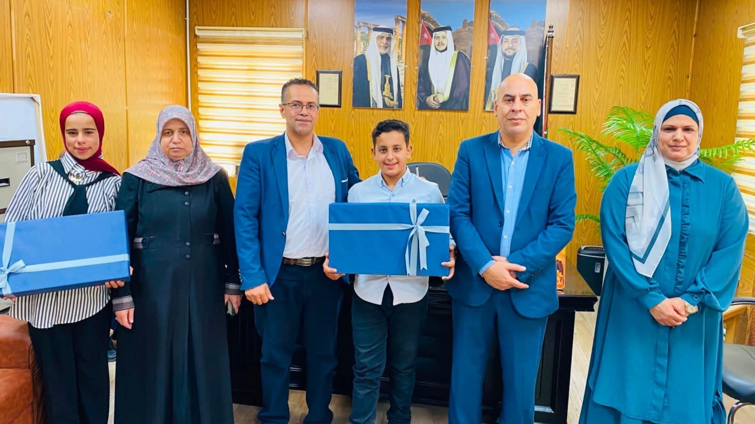 صورة حول : تربية الطفيلة تكرم طالبين لتفوقهما على منصة “درسل” تربية الطفيلة تكرم طالبين لتفوقهما على منصة “درسل”