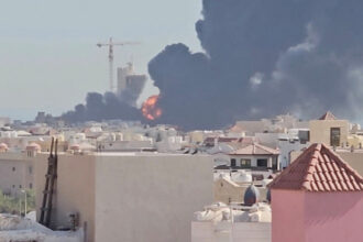 الكويت: هجوم إيراني يستهدف محطات كهرباء وتحلية مياه ويشعل حرائق