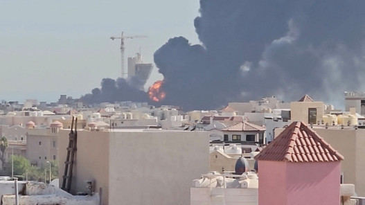 الكويت: هجوم إيراني يستهدف محطات كهرباء وتحلية مياه ويشعل حرائق