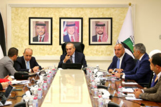 الحكومة تدرس إنشاء مواقف “اركن وتنقّل” بسعة ألف مركبة لتعزيز النقل العام في الأردن