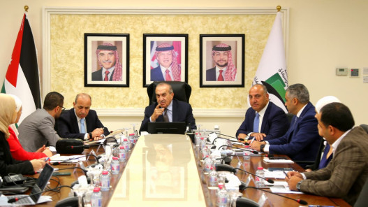 الحكومة تدرس إنشاء مواقف “اركن وتنقّل” بسعة ألف مركبة لتعزيز النقل العام في الأردن